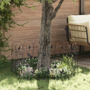 Schwarzer vidaXL Gartenzaun als Spalier um einen Baum im Garten.
