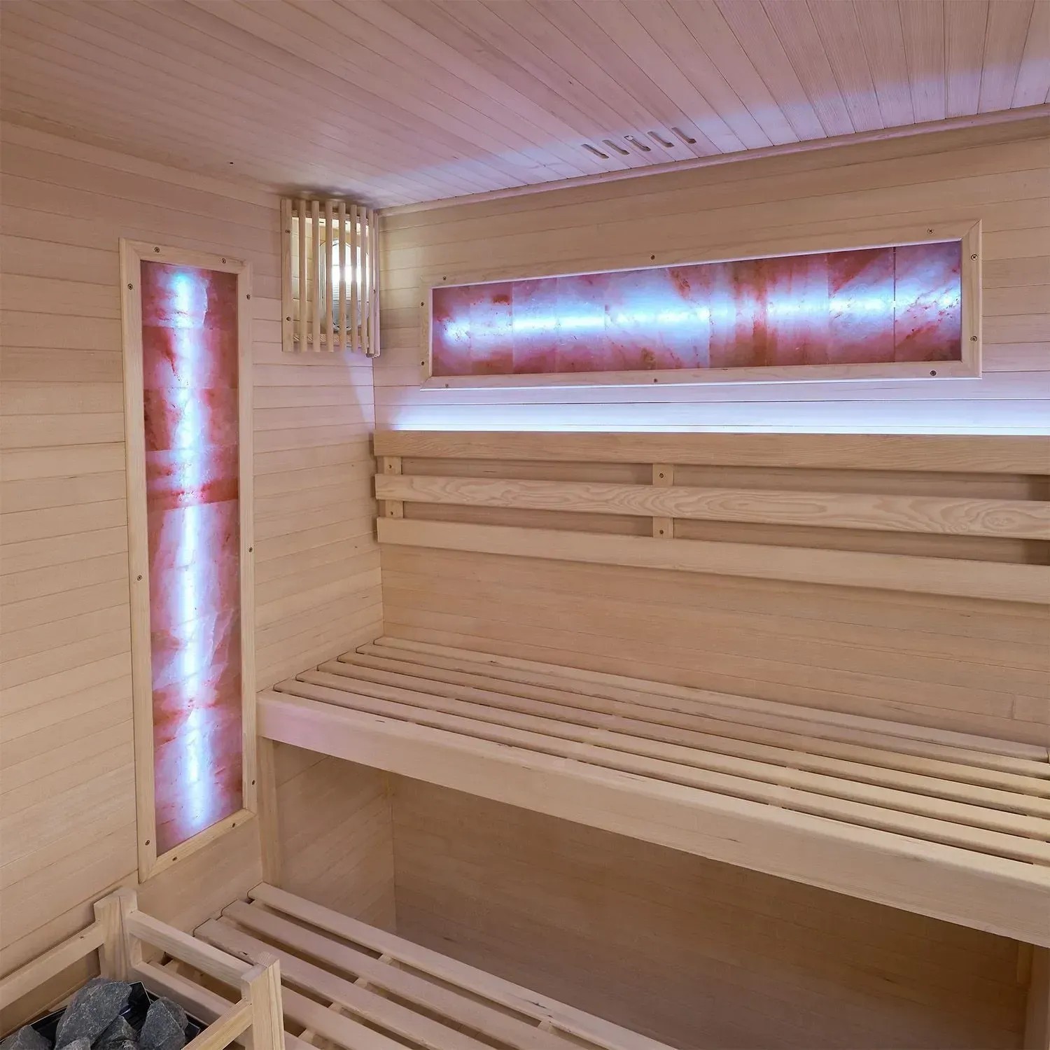 Artsauna Vantaa Sauna: Traditionelle Sauna aus Holz mit Bänken und Salzsteinen.