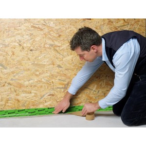 Anwendung von Siga Rissan 100 Klebeband (100mm x 25m) zur luftdichten Abdichtung im Innenbereich.
