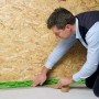 Anwendung von Siga Rissan 100 Klebeband (100mm x 25m) zur luftdichten Abdichtung im Innenbereich.