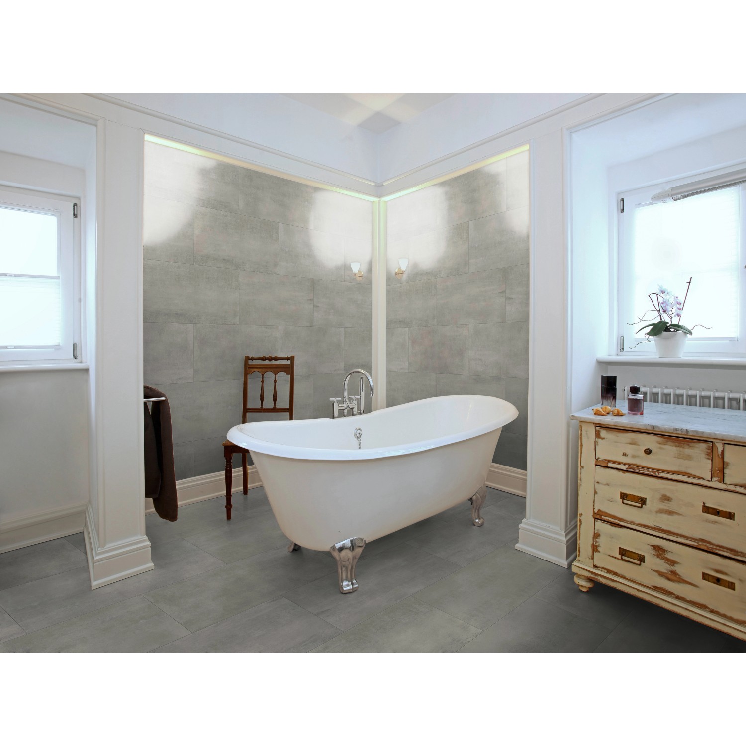 Badezimmer mit grauen Classen Ceramin Neo Vario Arigato Dekor-Paneelen in Steinoptik an Wand und Boden.