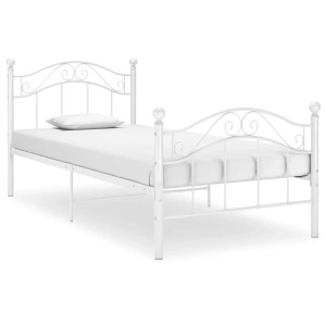 Weißes Metallbett (90x200 cm) mit Lattenrost und verspieltem Design für erholsamen Schlaf im Schlafzimmer.