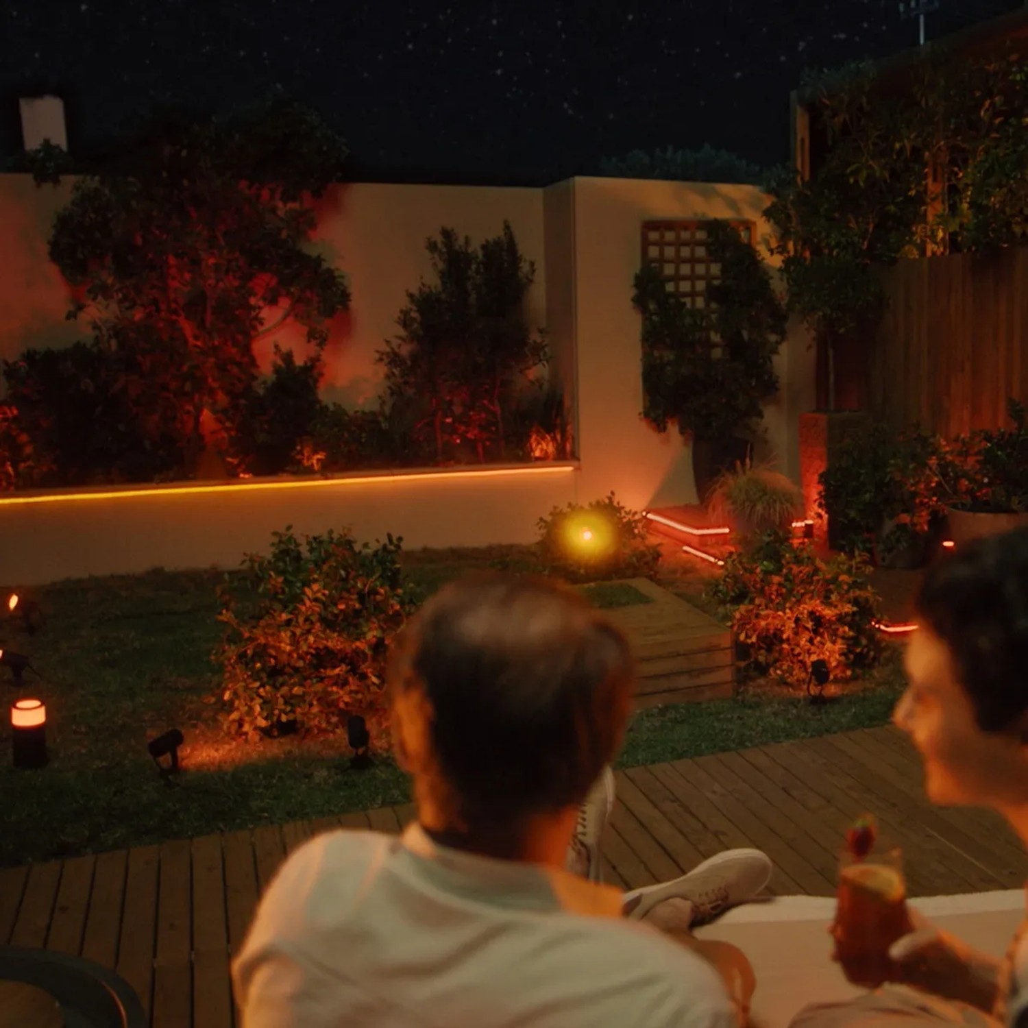 Philips Hue Calla Sockelleuchte, Erweiterung für smarte Gartenbeleuchtung in Schwarz.
