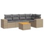 Beige 6-tlg. Garten-Sofagarnitur aus Polyrattan mit grauen Kissen und Tisch mit Akazienholzplatte.