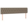 Boxspringbett Kopfteil in Taupe mit Knopfheftung, Stoffbezug und Holzfüßen.