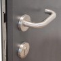 Detailaufnahme: Anthrazitfarbene Sicherheits-Haustür Milano Prime RC2 mit Edelstahl-Drückergarnitur.