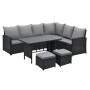 Schwarzes Polyrattan Garten-Lounge Set mit Ecksofa, Tisch mit Glasplatte und zwei Hockern, graue Kissen.