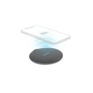 Schwarzes Hama QI-FC10 Ladepad mit Smartphone (angedeutet) zum kabellosen Laden.