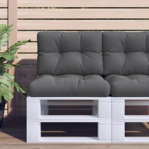 Anthrazitfarbene Palettenkissen (2-tlg.) auf weißem Palettensofa im Garten. Bequeme Sitz- und Rückenkissen aus Stoff.