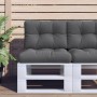 Anthrazitfarbene Palettenkissen (2-tlg.) auf weißem Palettensofa im Garten. Bequeme Sitz- und Rückenkissen aus Stoff.