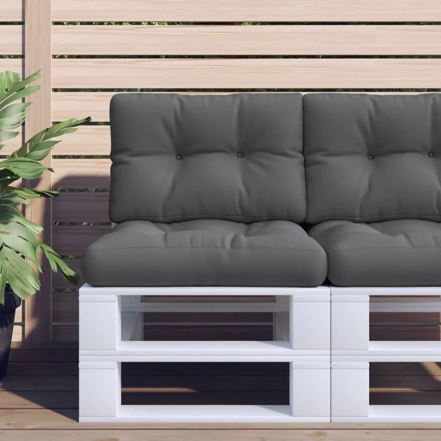 Anthrazitfarbene Palettenkissen (2-tlg.) auf weißem Palettensofa im Garten. Bequeme Sitz- und Rückenkissen aus Stoff.