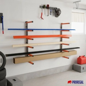 PROREGAL Kragarmregal zur Wandmontage mit Holzlagerung, grau-orange, mit diversen Materialien bestückt.