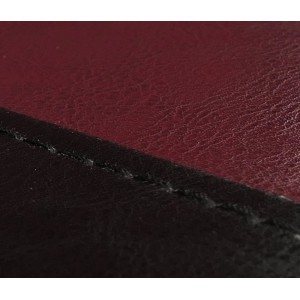 Detailaufnahme: Schwarz-rotes Kunstleder des CHEFGASTRO Esszimmerstuhls im 6er-Set.