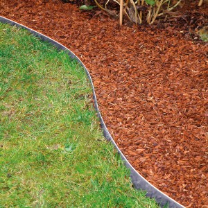 Bellissa Rasenkante aus verzinktem Metall, 118 cm, flexibel für Beet- und Raseneinfassung.