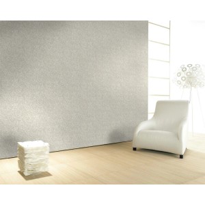 Glööckler Vliestapete Imperial Miniaturfedern Uni Beige im Raum mit Sessel und Lampe.