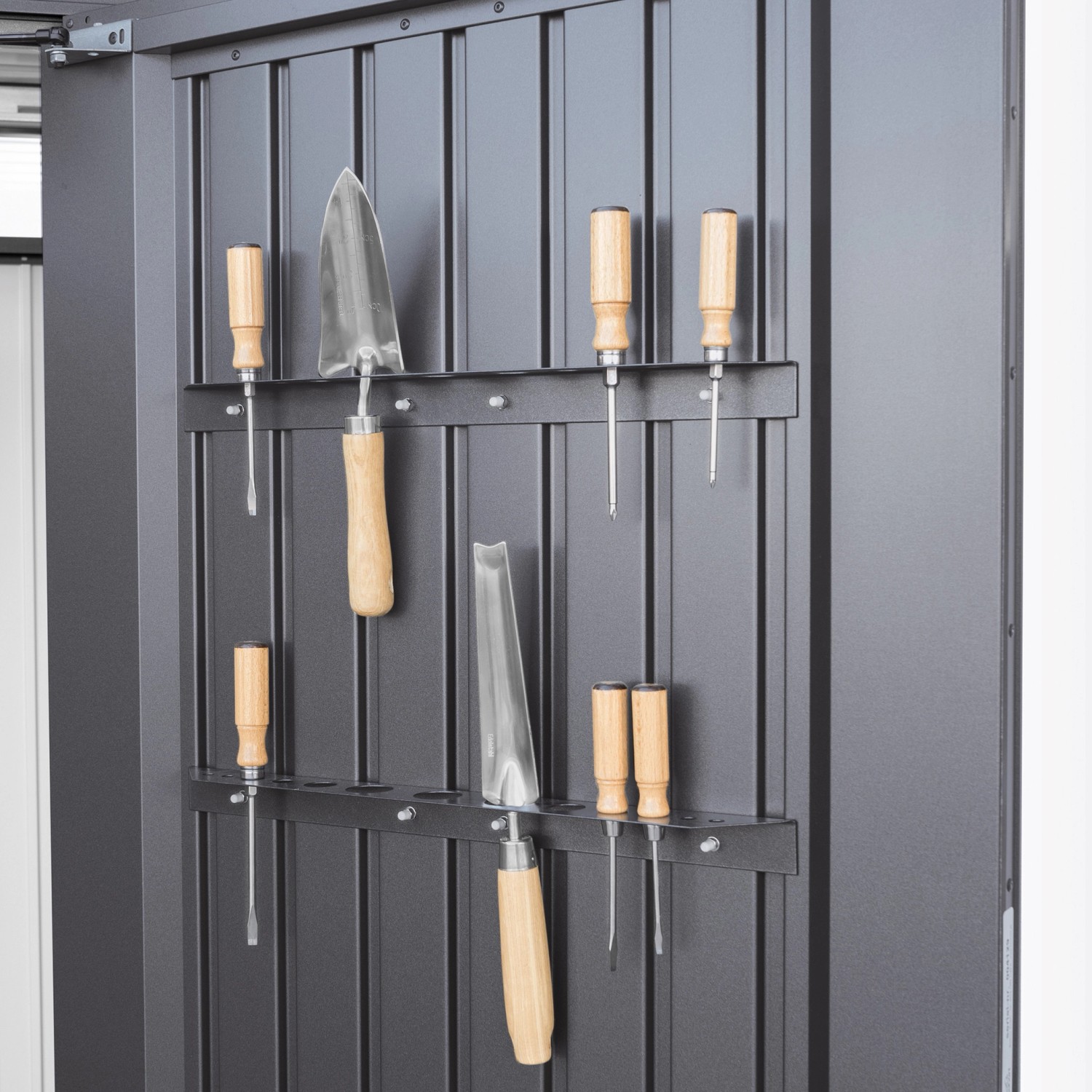 Werkzeuge an der Innenseite eines Biohort HighLine Gerätehauses in Silber-Metallic.