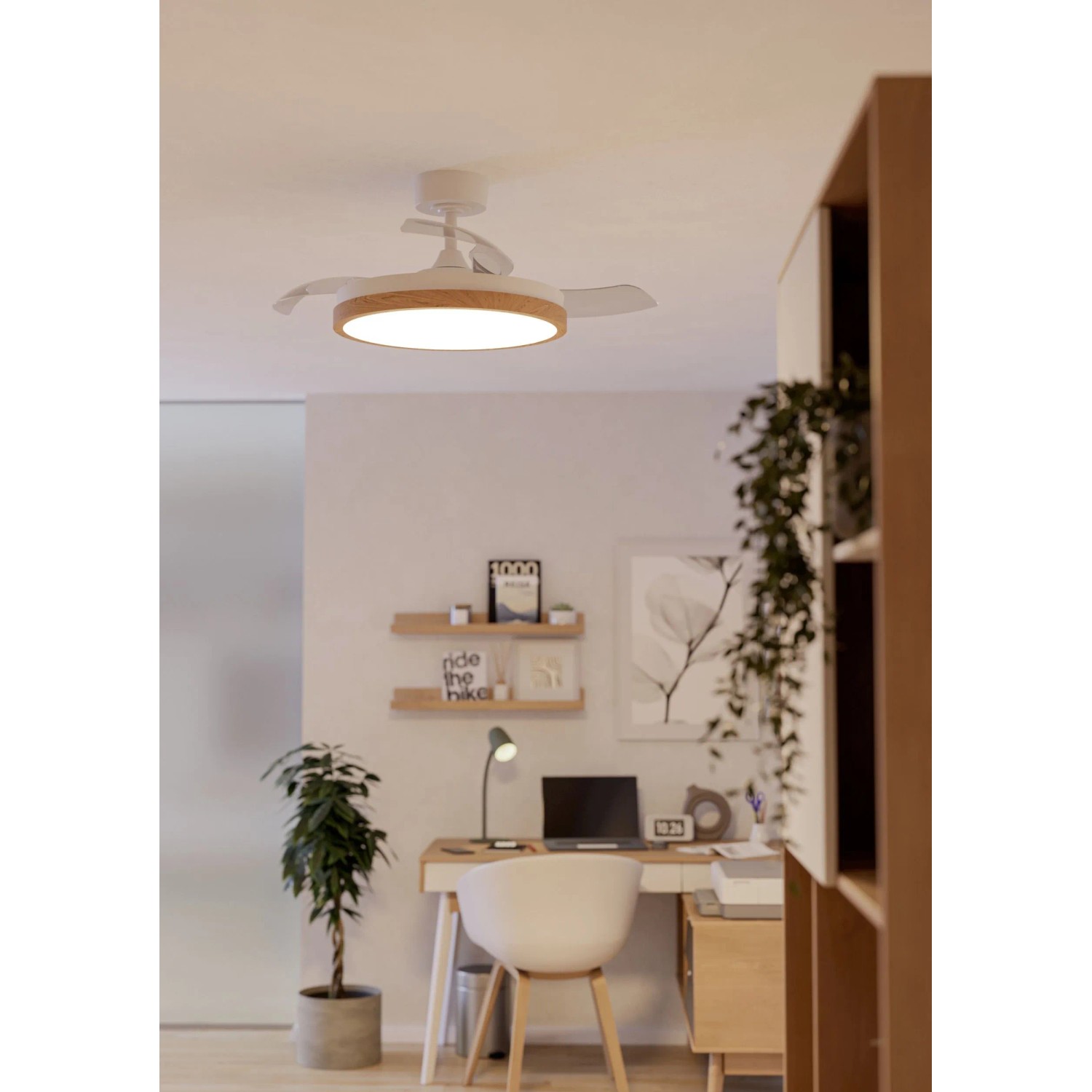 Eglo LED-Deckenventilator Malpica mit Holz-Akzent und ausfahrbaren Flügeln, als Deckenleuchte in modernem Raum.