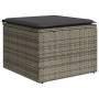 Grauer Gartenhocker aus Polyrattan mit dunklem Kissen, Teil der vidaXL Sofagarnitur.