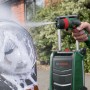 Bosch Fontus 18V Akku-Druckreiniger im Einsatz: Auto wird mit Wasserstrahl gereinigt.