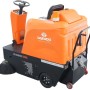 Orange-schwarze DeTec. Daewoo Aufsitz Kehrmaschine DAS80 mit Lenkrad und Seitenbürste für Bodenreinigung.