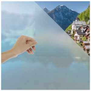 Hand zieht Blumtal Fensterfolie Frosted Look ab. Die blickdichte, statisch haftende Folie schützt vor Blicken und UV-Strahlung.