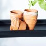 Schwarzes Juliana Aluregal mit Terrakotta-Töpfen, Gewächshaus Zubehör für Pflanzen.