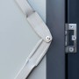 Detailaufnahme: Tür mit Scharnier und Verstrebung des Globel Metall-Anlehngerätehauses in Anthrazit.
