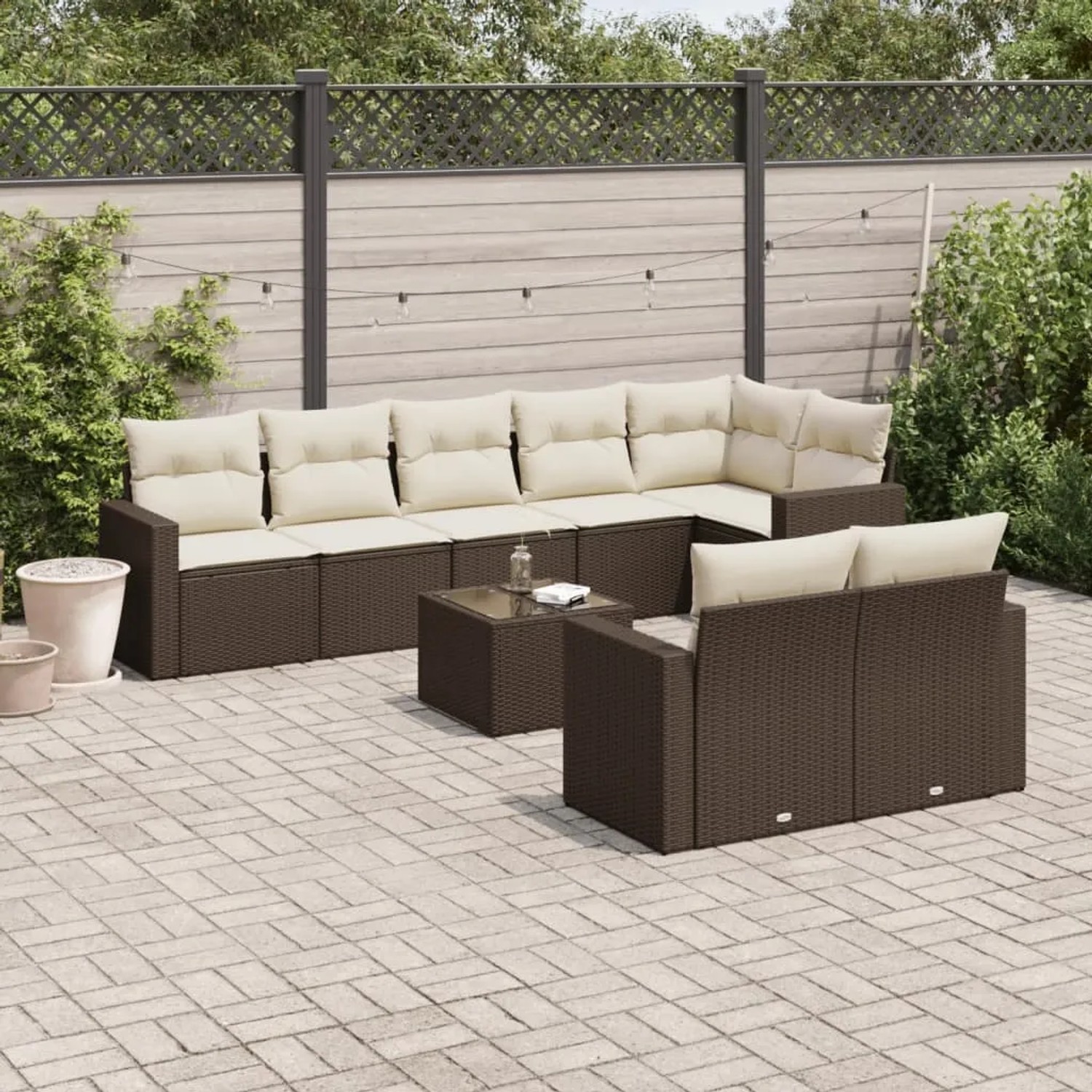 Braune 9-tlg. vidaXL Garten-Sofagarnitur aus Poly Rattan mit cremeweißen Kissen und Tisch.