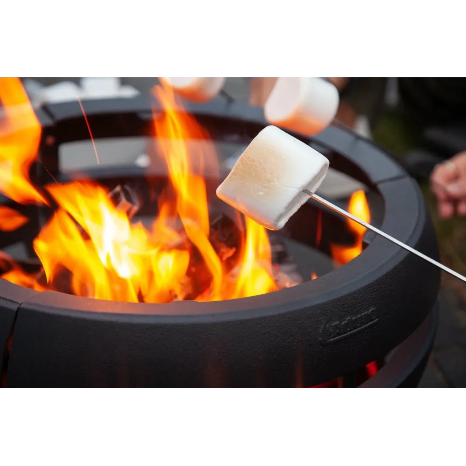 Aduro Feuerball mit Grillfunktion: Marshmallow wird über dem Feuer gegrillt.
