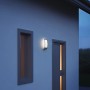 Anthrazitfarbene Steinel Außenleuchte L 22 an Hauswand neben Tür und Fenster.