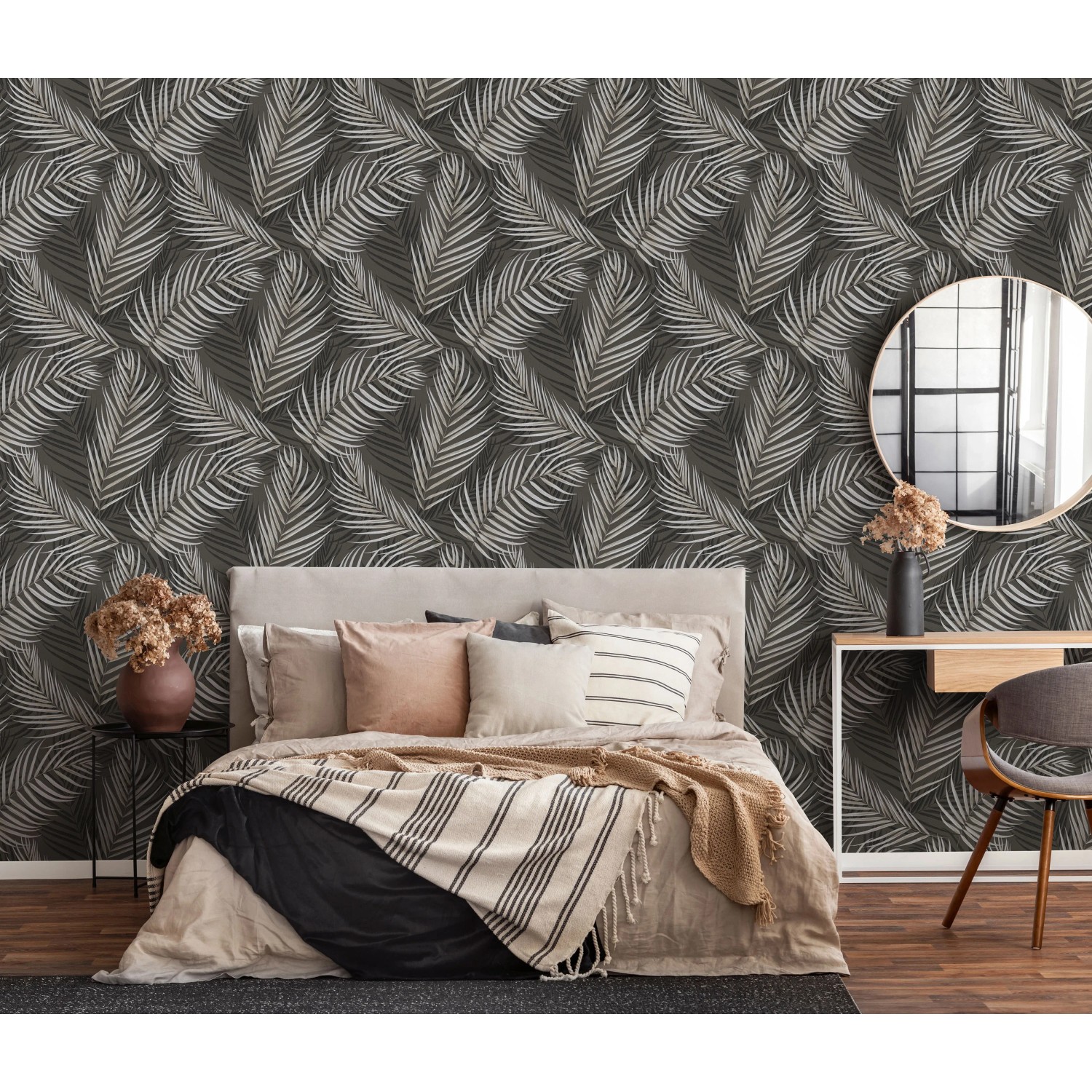 Erismann Vliestapete Guido Maria Kretschmer mit Palmblätter-Muster im Schlafzimmer.