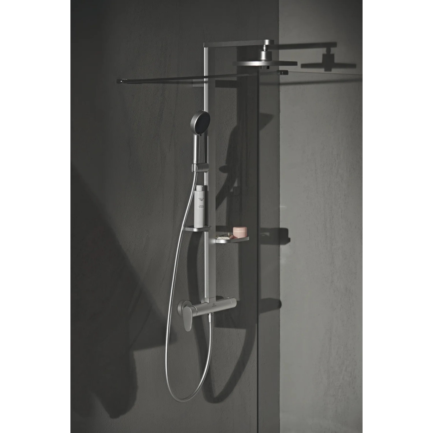 Ideal Standard Duschsystem Silver mit Kopf- und Handbrause, Einhebelmischer und Ablagen.