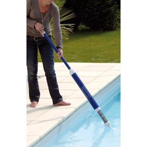 Zodiac Reinigungsstab Spa Wand blau im Einsatz zur Poolreinigung.