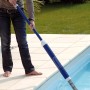 Zodiac Reinigungsstab Spa Wand blau im Einsatz zur Poolreinigung.