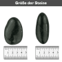 Zwei polierte, schwarze Zierkiesel (3-5 cm) mit Größenangabe. Ideal als Deko-Kies für den Garten.
