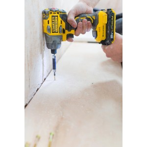 Stanley FatMax Akku-Schlagschrauber beim Schrauben in Holz, gelb-schwarz, mit Akku und Bit.