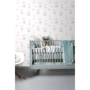 Dekorative Sanders & Sanders Tapete Rosa-Weiß mit Tieren in Heißluftballons im Kinderzimmer über einem Babybett.