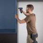 Handwerker mit Bosch Professional Bohrhammeraufsatz GFA 12-H FlexiClick beim Bohren.