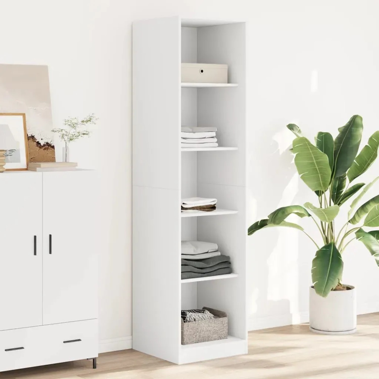 Weißer, schmaler Kleiderschrank (50x50x200 cm) aus Holzwerkstoff mit offenen Fächern.