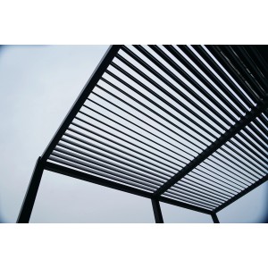 Floraworld Pergola mit Lamellendach in Anthrazit, Detailansicht des Lamellendachs.