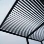 Floraworld Pergola mit Lamellendach in Anthrazit, Detailansicht des Lamellendachs.