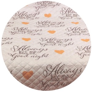 Bestlivings Tagesdecke Good Night mit Herzmuster und Schriftzug, ideal als Bettüberwurf.
