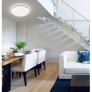 Weiße, runde LED-Deckenleuchte Faro von Fischer & Honsel mit Chromrand, Ø 43 cm.