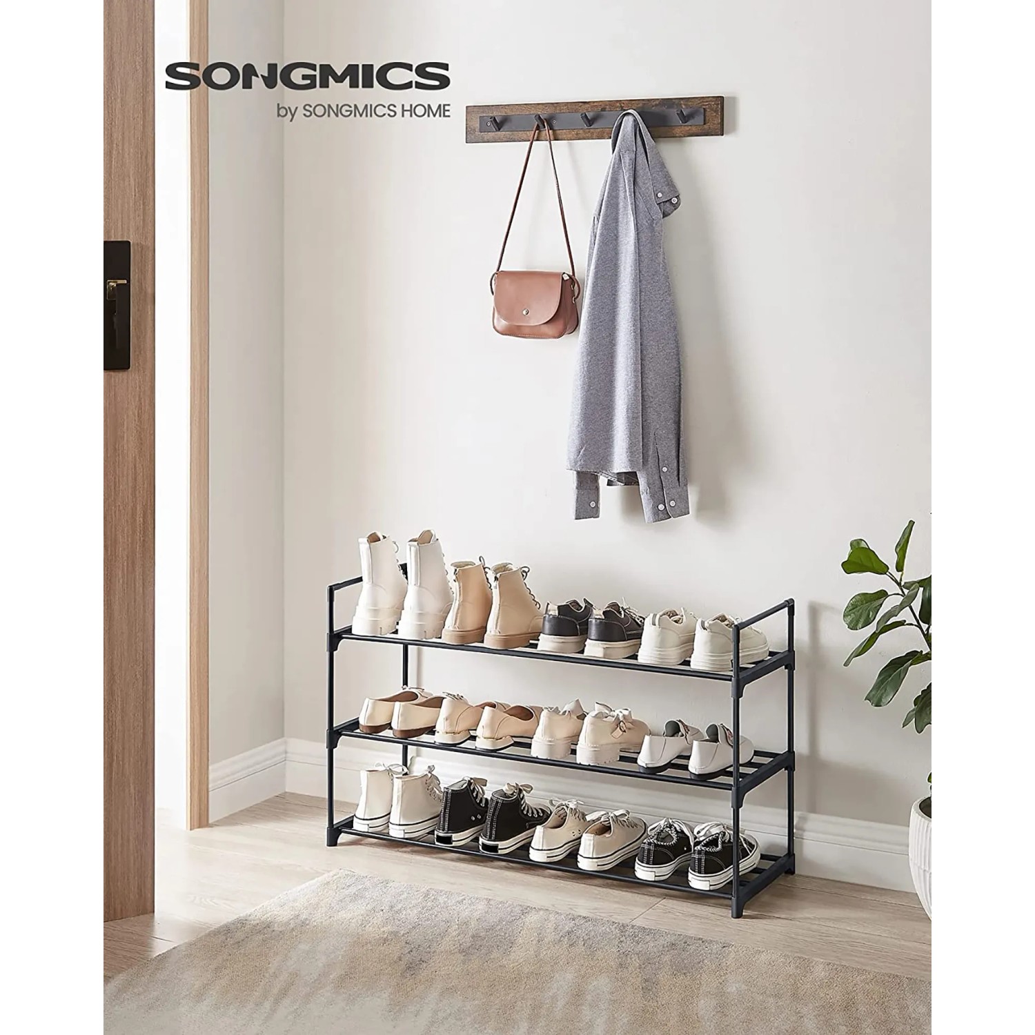 Schwarzes Songmics Metallregal mit 3 Ebenen für Schuhe im Flur.