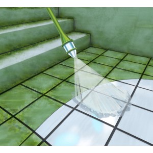 Anwendung von MEM Algen- und Grünbelagentferner auf Terrassenplatten zur Reinigung.