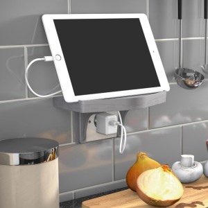 D-Line Kabel-Organizer-Ablage in Silber mit Tablet und Ladekabel an grauer Wand.