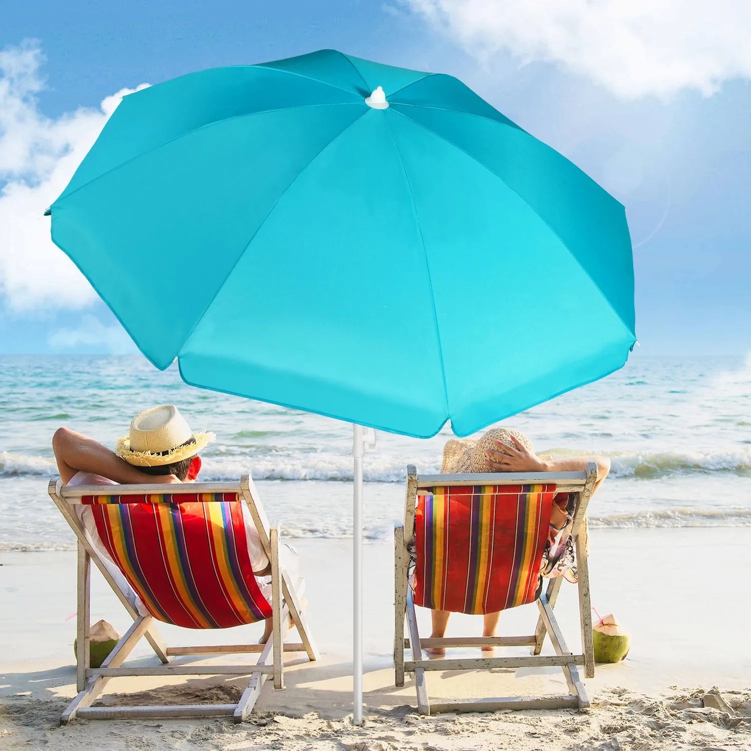 Türkiser Sekey Sonnenschirm 160 cm am Strand mit Personen in Liegestühlen.