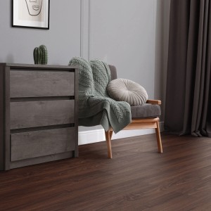 ML-Design Vinylboden rot-braun Nuss, selbstklebend, 91,5x15,3 cm, im Wohnraum.