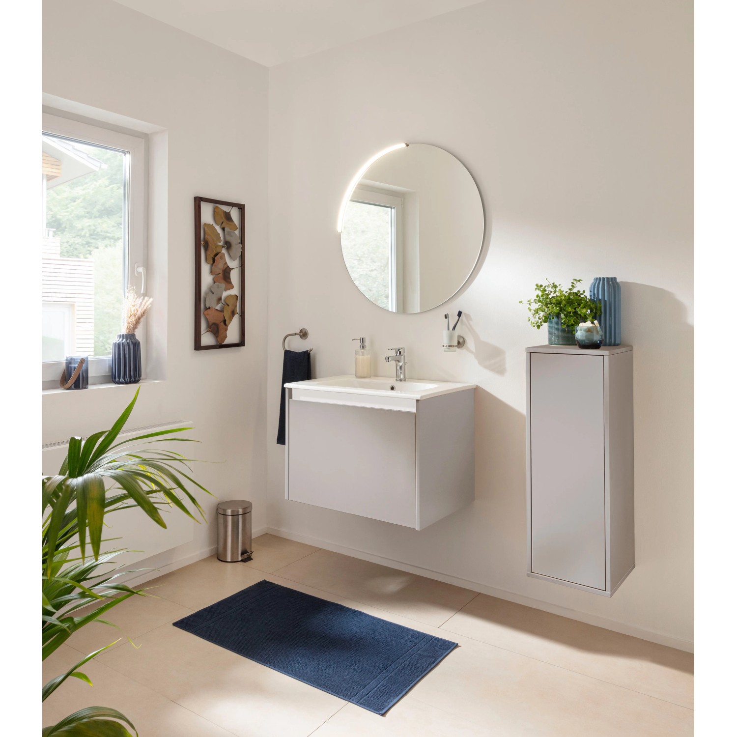 Runder Fackelmann Spiegel Moon 80 cm mit LED-Beleuchtung im Badezimmer.