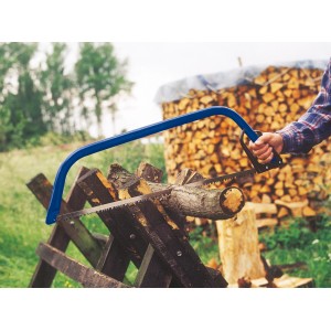 LUX Bügelsäge Comfort 530 mm beim Holzsägen auf einem Sägebock.